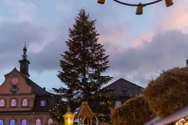 Blaue Stunde Christbaum Und Bunter Himmel Einem Adventlichen Weihnachtsmarktabend Der — Stockfoto