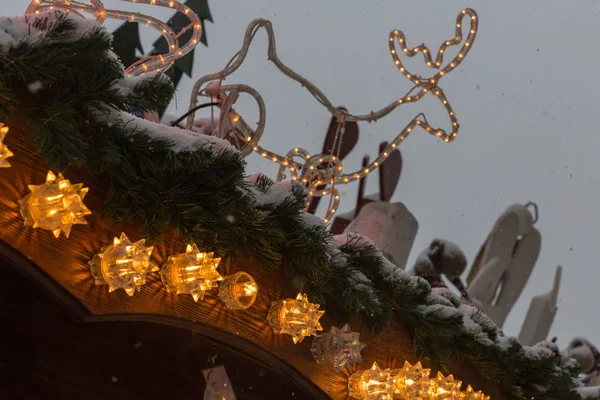 Sneeuwval Kerstmarkt Met Verlichting Lampen Decoratie Een Historische Markt Zuid — Stockfoto