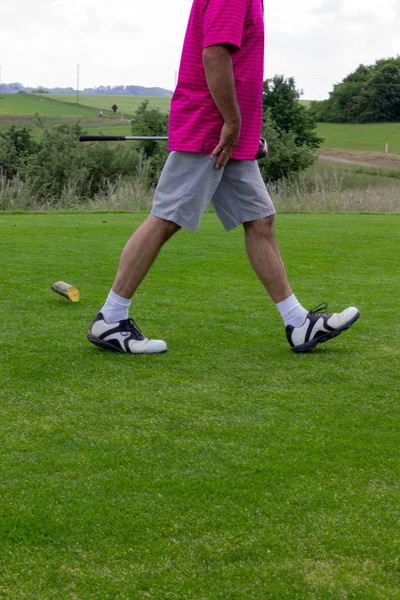 Homem Joga Golfe Gramado Verde Primavera Sul Alemanha — Fotografia de Stock