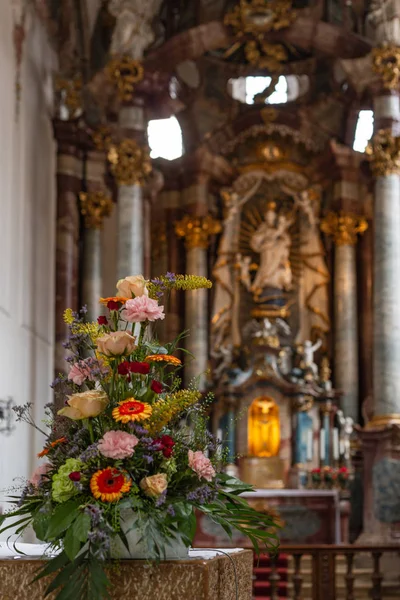Blombukett Kyrkans Altare Historisk Stad Södra Tyskland — Stockfoto