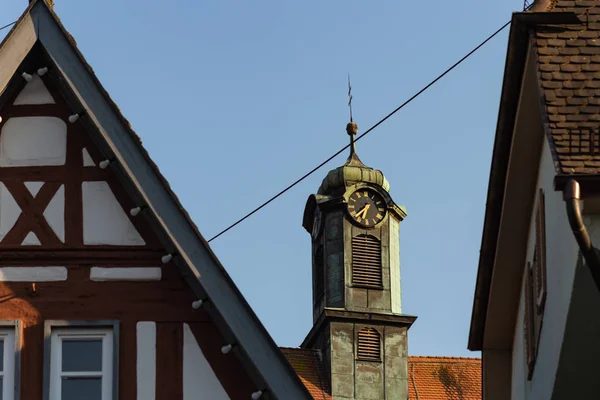 日当たりの良い春の幸せな休日の歴史的な教会の屋根やファサード — ストック写真