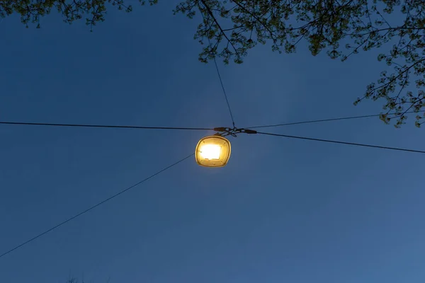 Straßenlaterne Blauen Sonnenuntergangshimmel Frühlingsabend Süddeutschland — Stockfoto