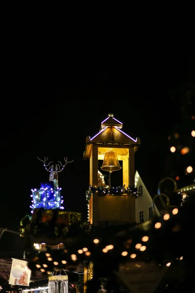 Natal Levou Luzes Néon Estrelas Árvores Xmas Mercado Histórico Cidade — Fotografia de Stock