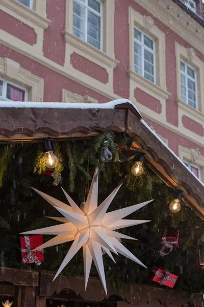 在慕尼黑和斯图加特附近的德国南部城市 在12月的时间里 圣诞节市场上有灯光和装饰的雪 — 图库照片
