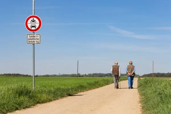 Dwóch Starszych Mężczyzn Spaceru Przez Counrtyside — Zdjęcie stockowe