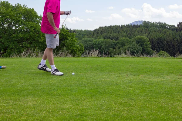 Homem Joga Golfe Gramado Verde Primavera Sul Alemanha — Fotografia de Stock