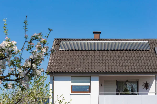 Kolektorów Słonecznych Dachu Wiejski Wioska Południowej Niemcy Wiejski Wieś Wiosna — Zdjęcie stockowe