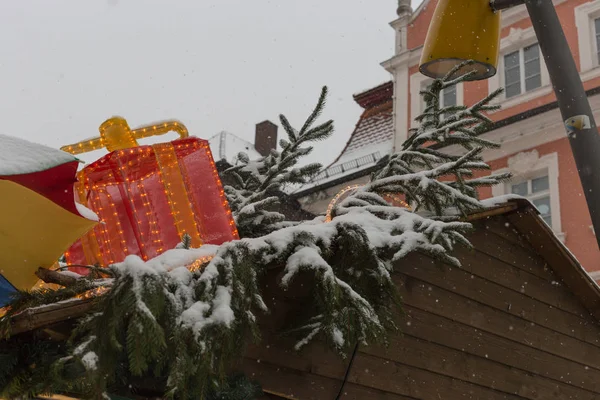 Sneeuwval Kerstmarkt Met Verlichting Lampen Decoratie Een Historische Markt Zuid — Stockfoto