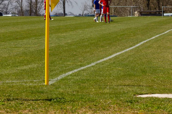 业余足球场与绿色草坪和白色线与黄杆在角落边缘 — 图库照片