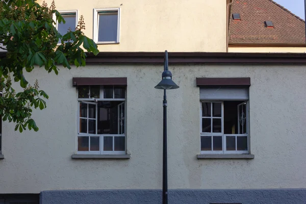 Stadtfassaden Historischen Boulevard Bei Frühlingshaftem Sonnenschein Süddeutschland — Stockfoto