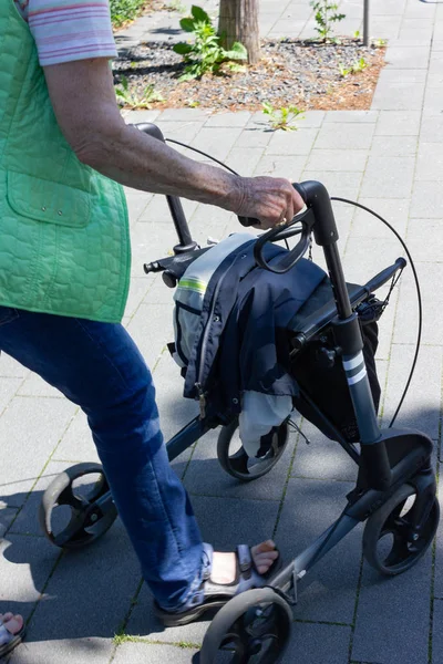 Beskuren Bild Senior Dam Med Rollator — Stockfoto