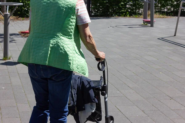 Seniorin Läuft Frühling Mit Rollator Süddeutschland — Stockfoto