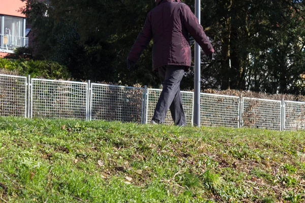 Människor Som Vandrar Stadsparken Februari Solig Vinter Eftermiddag Historisk Stad — Stockfoto