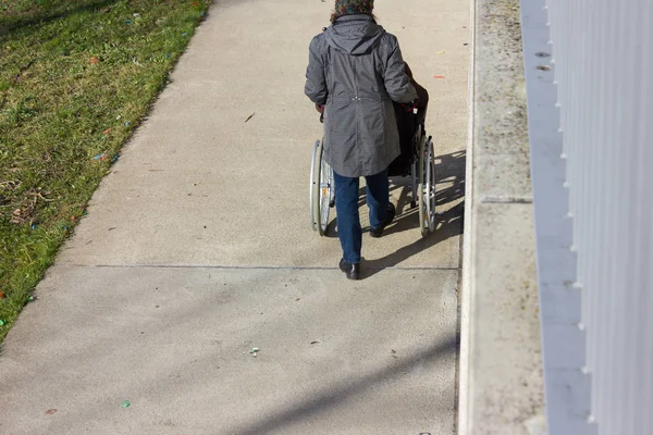 Äldre Dam Med Rullstol Med Promenad Stadsparken Södra Tyskland Februari — Stockfoto