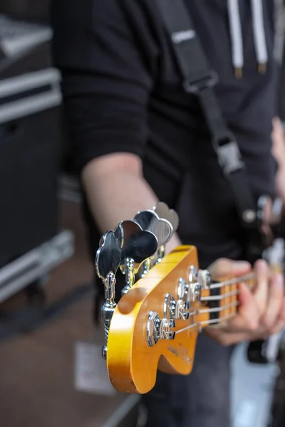 Detalles Del Guitarrista Escenario Con Fondo Negro Colores Naranja Marrón —  Fotos de Stock