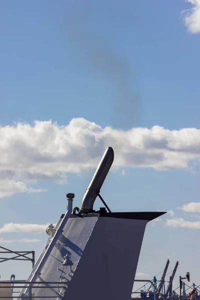 汉堡船设施和码头的烟囱烟雾的细节在一个春天行军下午阳光明亮与蓝天和云彩 — 图库照片