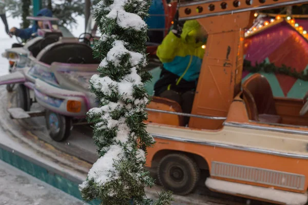 Merry Con Niños Divirtiéndose Vacaciones Navidad Diciembre Sur Alemania Mercado — Foto de Stock