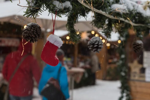 Queda Neve Mercado Natal Com Luzes Lâmpadas Decoração Mercado Histórico — Fotografia de Stock