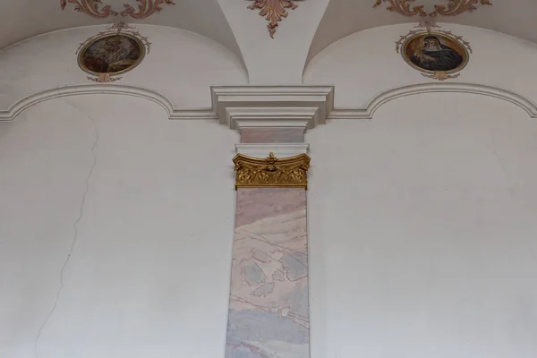 教会を描いた壁インテリア詳細ホワイトゴールドとモーヴ色の背景 — ストック写真