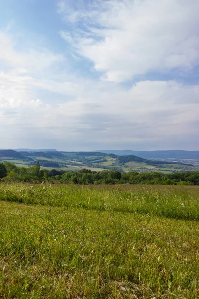 Paesaggio Montagnoso Primavera Con Raggi Sole Verde Erba Foreste Cielo — Foto Stock