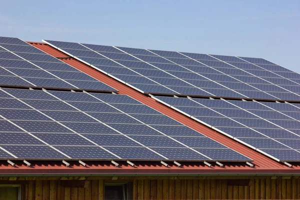 青空晴れた春の日に屋上に太陽電池パネル — ストック写真