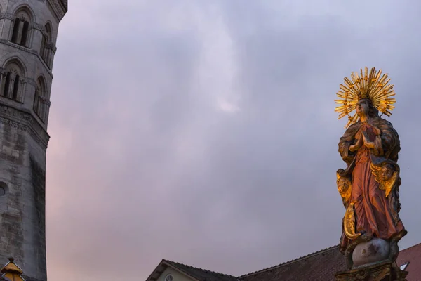 Weihnachtsstatue Und Objekte Auf Einem Adventmarkt Der Historischen Stadt Süddeutschland — Stockfoto