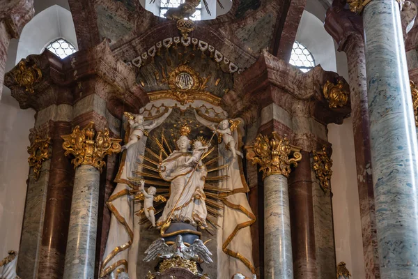 ルネッサンスと南ドイツの歴史的な街でバロック様式の教会の祭壇のインテリア装飾 — ストック写真