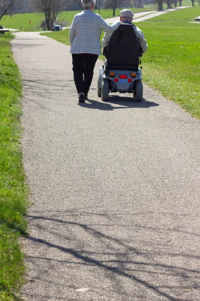 Äldre Par Med Motordriven Rullstol Blå Himmel Solig Semester Östra — Stockfoto