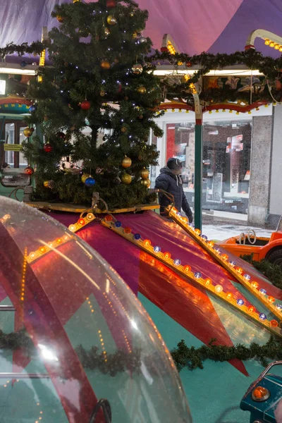 Merry Con Niños Divirtiéndose Vacaciones Navidad Diciembre Sur Alemania Mercado — Foto de Stock