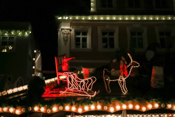 Boże Narodzenie Doprowadziły Światła Neonowe Gwiazdy Drzewa Xmas Zabytkowego Rynku — Zdjęcie stockowe