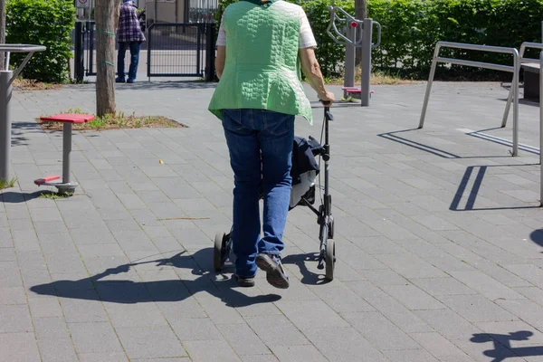 Seniorin Läuft Frühling Mit Rollator Süddeutschland — Stockfoto