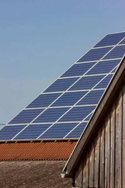 Sonnenkollektor Auf Dach Auf Holzfassade Bei Blauem Himmel Sonniger Frühlingstag — Stockfoto