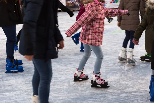 Eiskunstlauf Einem Januarwinternachmittag Auf Dem Historischen Marktplatz — Stockfoto