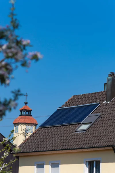 在春天阳光明媚的天空在德国南部农村农村屋顶的太阳能电池板 — 图库照片