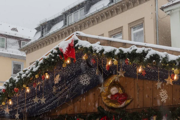 Sneeuwval Kerstmarkt Met Verlichting Lampen Decoratie Een Historische Markt Zuid — Stockfoto