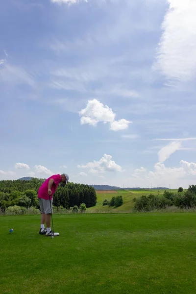 Homem Joga Golfe Gramado Verde Primavera Sul Alemanha — Fotografia de Stock