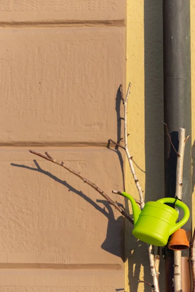 Färgglad Vattenkanna Våren Solig Kväll Hus Fasad — Stockfoto