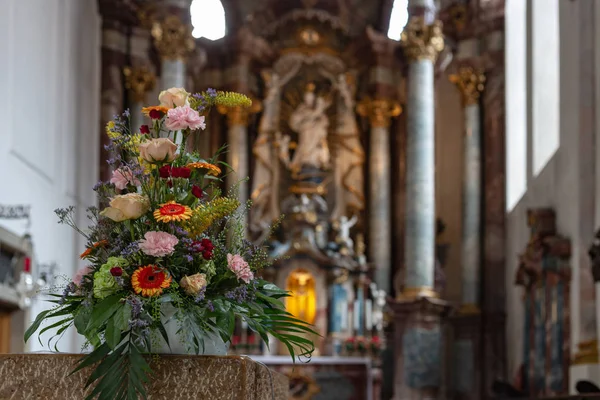 Blombukett Kyrkans Altare Historisk Stad Södra Tyskland — Stockfoto