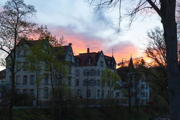 Západ Slunce Modrá Oranžová Obloha Město Fasády Východní Jarní Večer — Stock fotografie