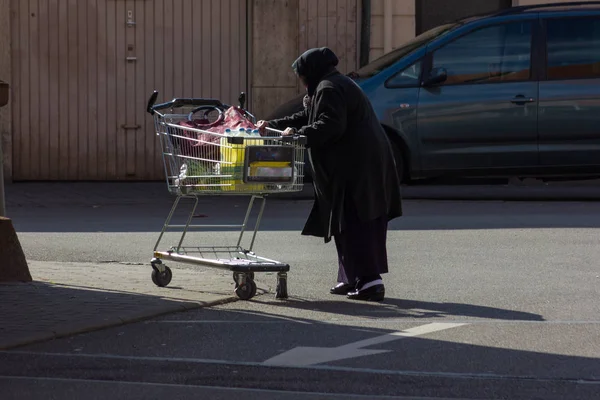 Buitenlander Moslim Turkse Senior Dame Met Winkelwagen Een Zonnige Dag — Stockfoto