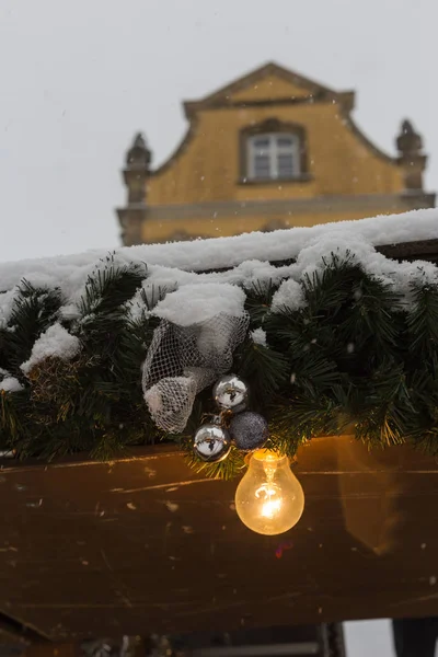 Sneeuwval Kerstmarkt Met Verlichting Lampen Decoratie Een Historische Markt Zuid — Stockfoto