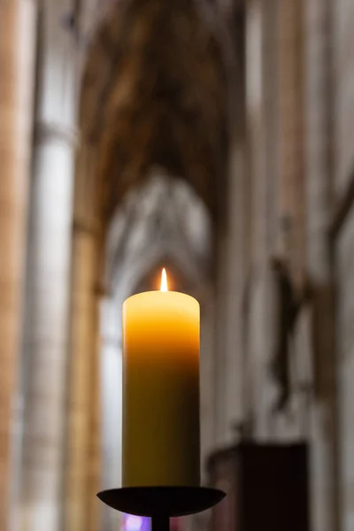 教堂中的烛光在历史名城德国南部城市施豪 Gmuend — 图库照片#