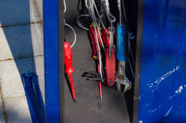 Bisiklet Servis İstasyonu ve ayrıntıları araçları güçlü mavi kırmızı renkler ve tüm metin olduğunu ölçümleri psi min max hava