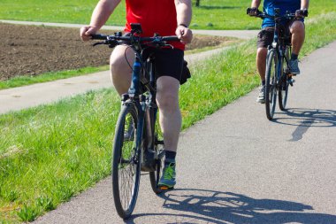 bisikletçi bir bikeway üzerinde ilkbaharda Güney Almanya mavi gökyüzü güneşli gün