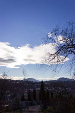 Aralık mavi gökyüzü ile ağaçlar ve Güney Almanya kırsal kırsal şehir Münih stuttgart yakınındaki Fırtına yaklaşırken önce bulutlar