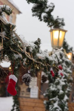 Işıklar lambaları ve dekorasyon Aralık zaman şehirde Güney Almanya Münih ve stuttgart yakınındaki advent tarihsel bir Pazar ile Noel piyasasında kar yağışı