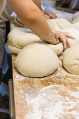 Hamur hazırlama araçları ile bir fırın fırın ürünleri hazırlanması