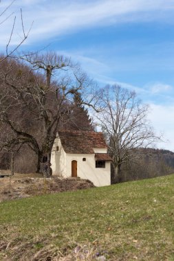 Güney Almanya'da yolculuk tutkusu tatil mavi gökyüzü güneşli bir günde, Paskalya bahar adlı eski bir meşe ağacının Chapel cephe detayları