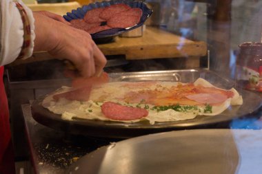 Güney Almanya Münih ve stuttgart yakınındaki tarihi kent içinde Aralık ayı advent Noel piyasasında, baharatlı gözleme