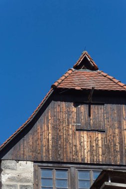 çatı Çatı Cephe Güney Almanya mavi gökyüzünde bahar gün üzerinden antenle